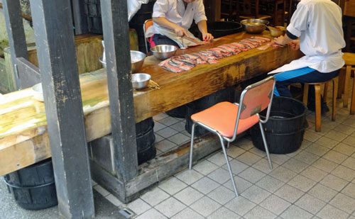 川豊の店先で手際よくうなぎをさばく職人