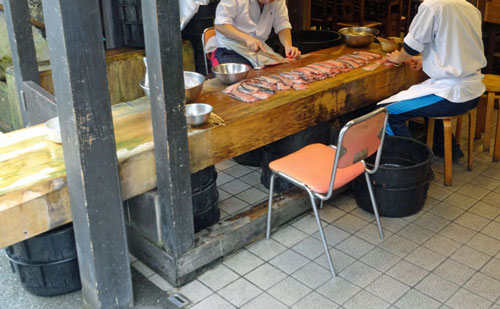 川豊の店先で手際よくうなぎをさばく職人