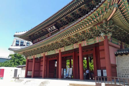 昌徳宮にある韓国最古の門「敦化門」